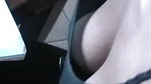 Scena stare owlosione pizdy MILF z prefektem Emily Bright z Fake Taxi